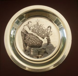 1973 FRANKLIN STERLING SILVER TRIMMING THE TREE PLATE BY NORMAN ROCKWELL 2