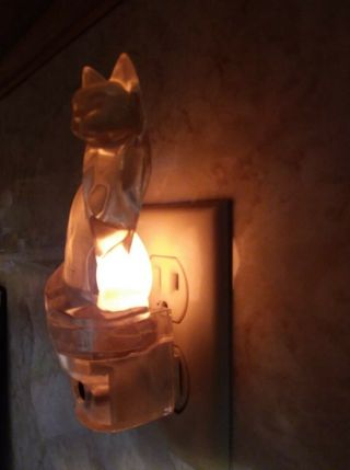 Vintage Cat Lucite Acrylic Night Light with dusk - to - dawn sensor.  plug in. 2