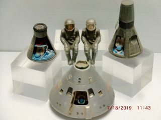 3 Vintage Model Apollo & Mercury Capsules Plus 2 Extra Astronauts