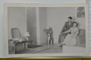 Vintage Photo 1950s Mid - Century Living Room Interior Couple Pajamas Portrait Z1