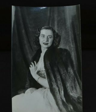 Vintage Photo 1940s Studio Portrait Young Woman Sitting Fur Coat Hand Z3