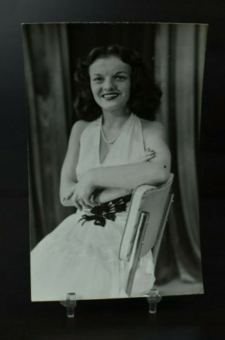Vintage Photo 1940s Studio Portrait Young Woman Sitting White Dress Glamour Z3