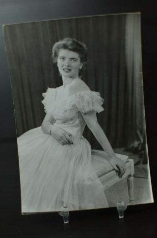 Vintage Photo 1940s Studio Portrait Young Woman Sitting Pose Arm Dress Z3