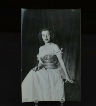 Vintage Photo 1940s Studio Portrait Young Woman Sitting Pose Dress Shoulders Z3