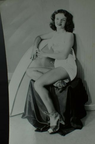 Vintage Photo 1940s Studio Portrait Young Woman Sitting Legs Shorts Heels Z3 2