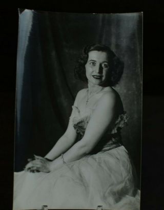 Vintage Photo 1940s Studio Portrait Young Woman Sitting Dress Glamour Z3