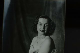 Vintage Photo 1940s Studio Portrait Young Woman Sitting Dress Glamour Z3 2