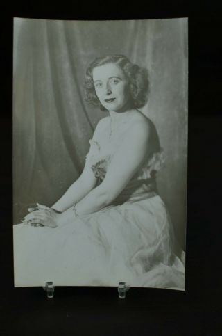 Vintage Photo 1940s Studio Portrait Young Woman Sitting Dress Arms Glamour Z3