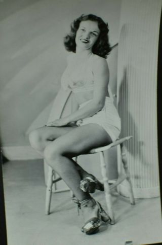 Vintage Photo 1940s Studio Portrait Young Woman Sitting Shorts Legs High Heel Z3 2