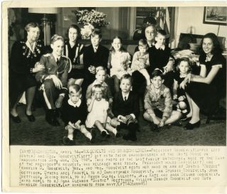 Eleanor,  Franklin Roosevelt And Grandchildren 1945 Wire Photo