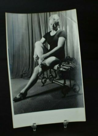 Vintage Photo 1950s Studio Portrait Young Woman Dancer Ballet Dressing Legs Z3