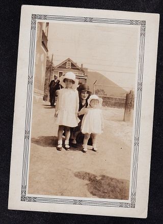 Antique Vintage Photograph Mom In Flapper Hat W/ Two Adorable Little Girls