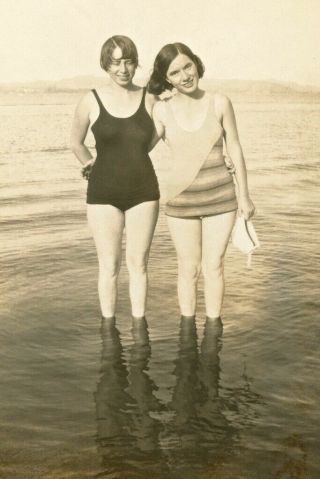 (9) Old Photo - Nostalgia Girls - Pretty Teen Girls At Sea