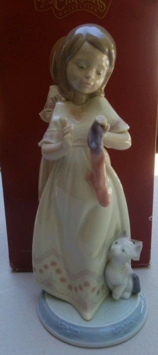 Lladro The Night Before Christmas " A Stocking For Kitty " 6669 Girl Figurine Cat