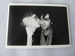 Retro Foto Roff - Andy Warhol Kissing John Lennon (1978)