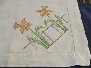 Vintage 36 " Tea Tablecloth Hand Embroidered Yellow Daffodils Spring Centerpiece