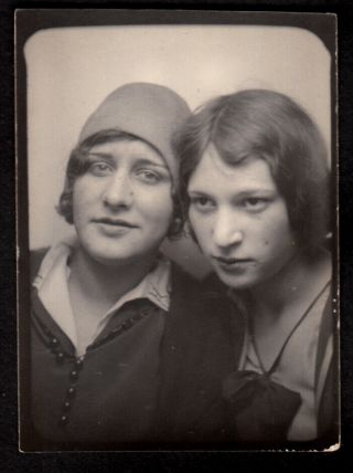 Smoky Sexy Sultry Eyes Flapper Women Private Lesbian 1920s Photobooth Photo
