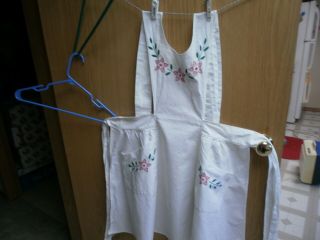 VINTAGE FULL LENGTH APRON - HAND EMBROIDERED FLOWERS - BUTTONS 2 POCKETS 2