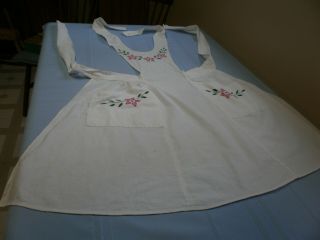 VINTAGE FULL LENGTH APRON - HAND EMBROIDERED FLOWERS - BUTTONS 2 POCKETS 3
