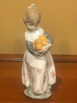 Lladro Valencian Girl With Basket Of Oranges 4841 - 1973 Retire