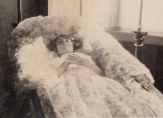 SILENT SORROW POST MORTEM DEAD GIRL in HOME FUNERAL COFFIN 1910s VINTAGE PHOTO 2