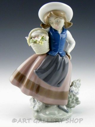 Lladro Figurine Sweet Scent Girl With Flower Basket 5221 Retired
