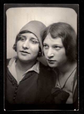Gorgeous Sultry Eyes Flapper Women Private Lesbian 1920s Photobooth Photo