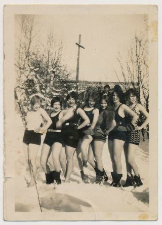 Sexy Flapper College Girl Friends Show Off Swmsuit Legs In Snow 20s Photo Women