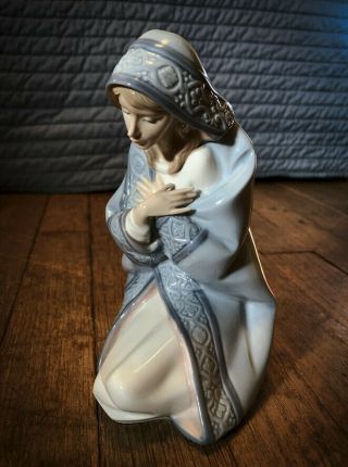Lladro Kneeling Virgin Mary 5477 (no Box) In