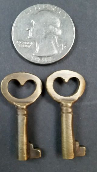 2 Unique Small Antique Vintage Style Brass Heart Love Keys Jewelry Component L6