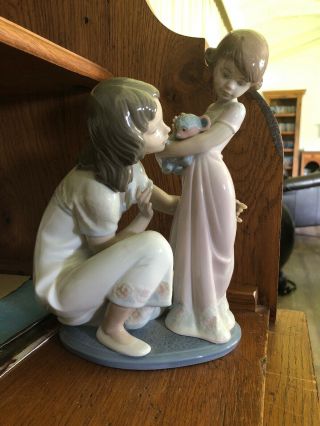 Lladro Figurine - Mother And Daughter