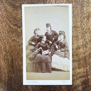 Cdv Photograph - John Fergus - Largs - Group Of Ladies Looking At Album - Ref229