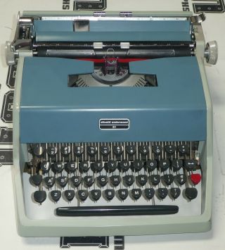 Vintage 1950 - 60s Olivetti Underwood 21 Typewriter Portable w Hard Case 2