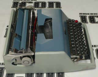 Vintage 1950 - 60s Olivetti Underwood 21 Typewriter Portable w Hard Case 3
