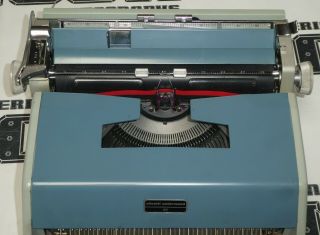 Vintage 1950 - 60s Olivetti Underwood 21 Typewriter Portable w Hard Case 6