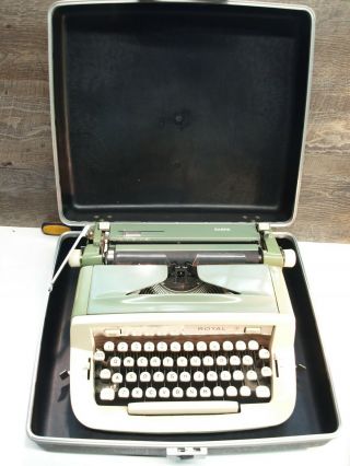 Vintage 1976 Royal Sabre Portable Typewriter And Case