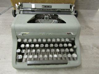 Vintage 1950 ' s Royal Quiet De Luxe Portable Typewriter With Hard Case 2