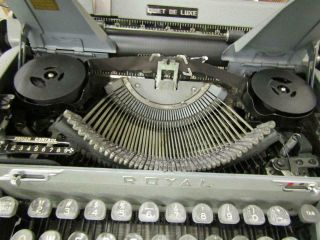 Vintage 1950 ' s Royal Quiet De Luxe Portable Typewriter With Hard Case 3