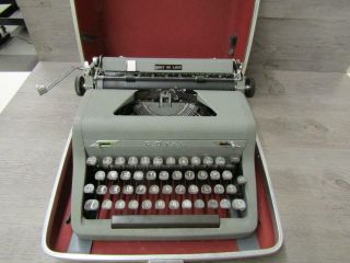 Vintage 1950 ' s Royal Quiet De Luxe Portable Typewriter With Hard Case 6