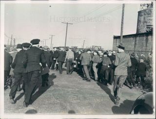 1937 Press Photo Chicago Il Republic Steel Pickets & Police - Ner42387