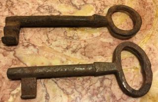 2 Vintage Large Rusty Skeleton Keys 6 1/2 " & 6 " Heavy