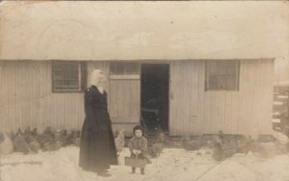 Rp: Westerville,  Ohio,  1911 ; Mother,  Child,  & Chickens In Yard