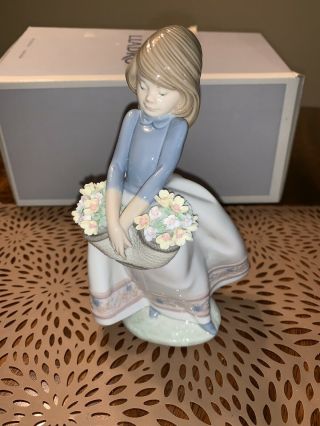 " May Flowers " Lladro 5467 Retired Girl With Flower Basket Flowing Dress {no Box}