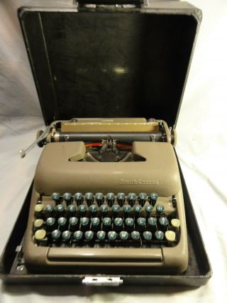 Vintage Smith Corona Clipper Typewriter With Carrying Case
