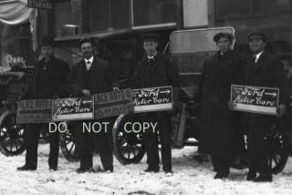 N160 1900 ' S NEGATIVE.  MEN WITH SIGNS ADVERTISING EARLY FORD MOTOR CARS,  COLORADO 3