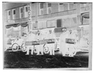 N160 1900 ' S NEGATIVE.  MEN WITH SIGNS ADVERTISING EARLY FORD MOTOR CARS,  COLORADO 4