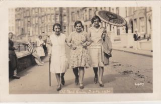 Old Walking Photo Women Fashion Glamour Parasol Douglas Isle Of Man 1930s W6