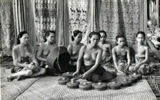 Group Bare Breasted Women - Kuching (sarawak) Photo - Plain Back