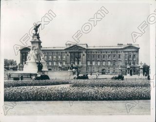 1940 London England Buckingham Palace & Grounds Hit By German Bomb Press Photo