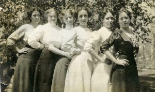 Zz666 Vtg Photo Young Edwardian Women Lined Up,  Hands On Hip C Early 1900 